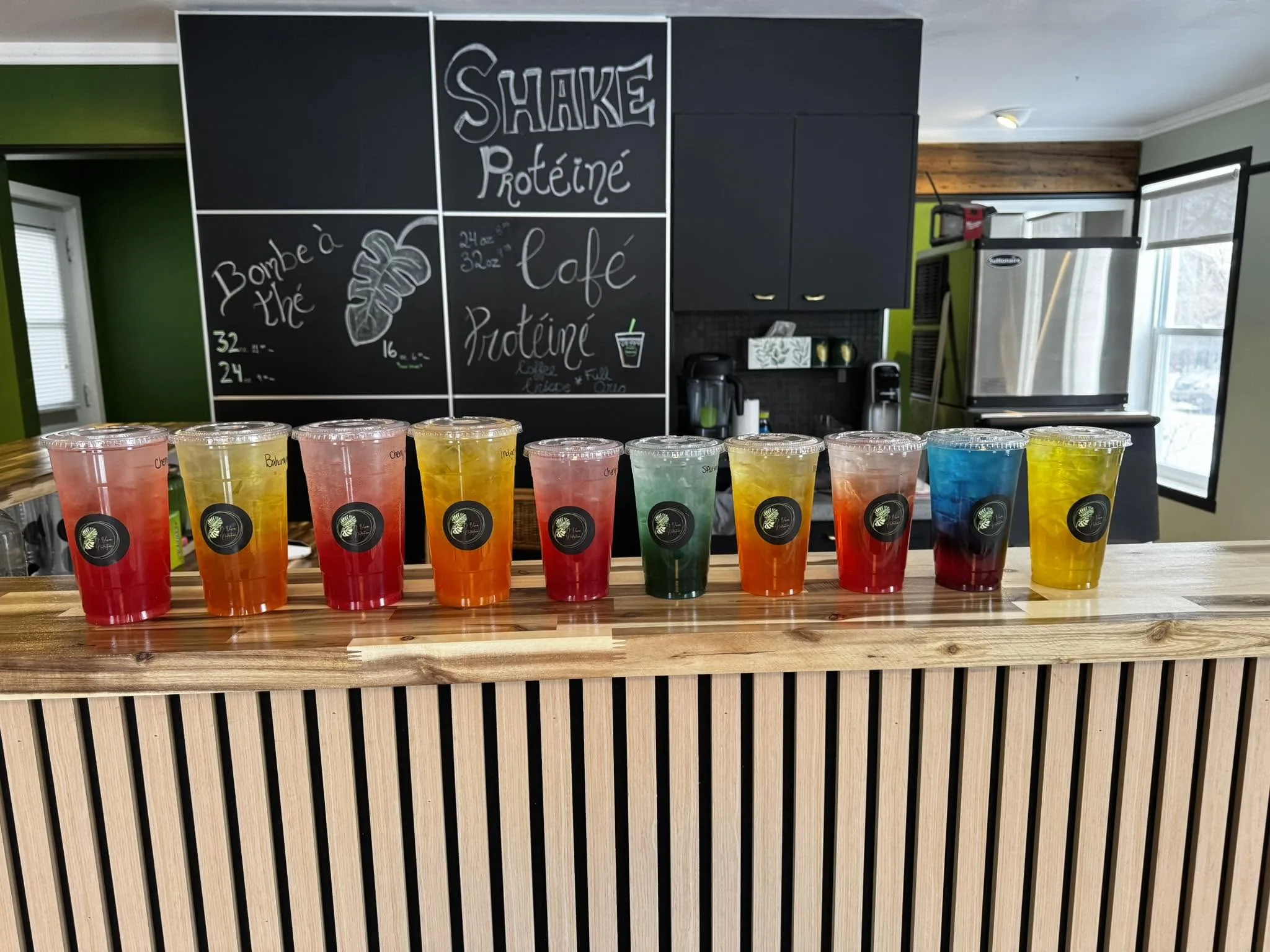 Le comptoir d'O' Viva Nutrition avec une rangée de boissons colorées