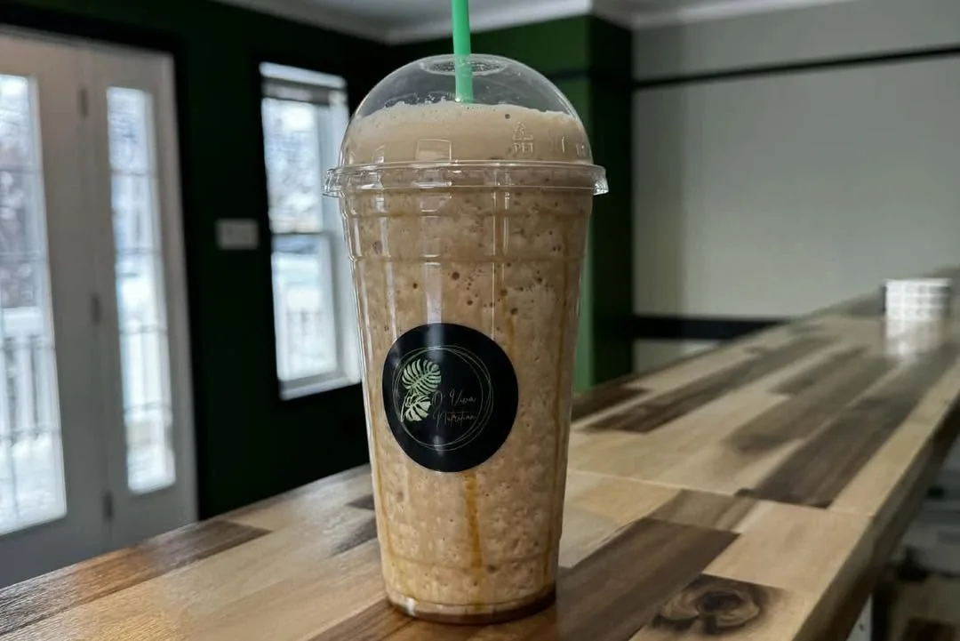 Café protéiné glacé O' Viva Nutrition sur un comptoir de bois