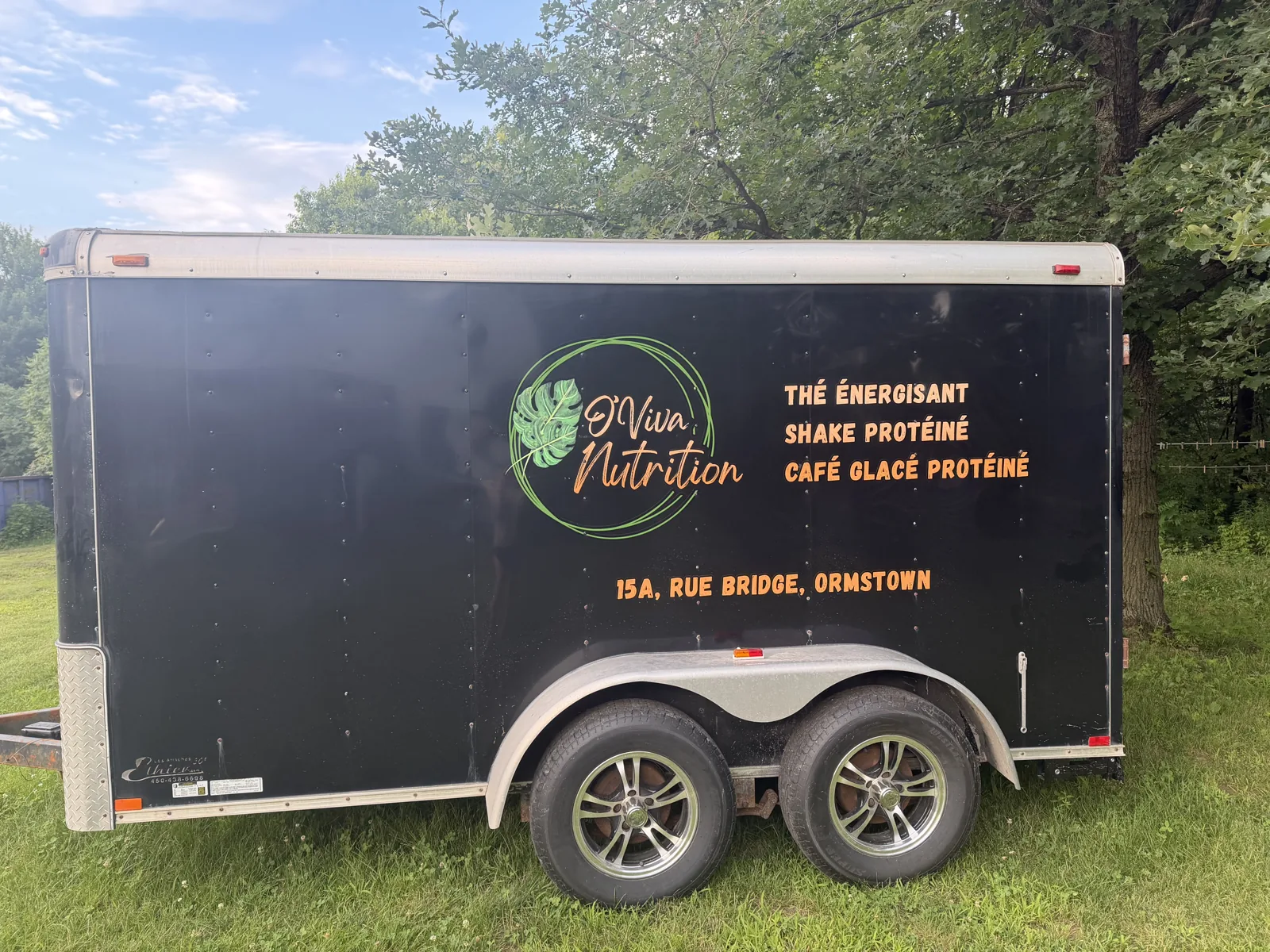 La remorque noire O' Viva Nutrition avec son logo, prête pour un événement