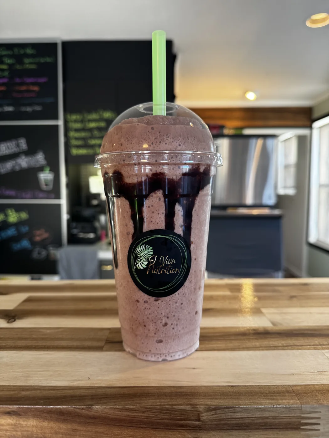 Shake protéiné aux petits fruits avec coulis, sur le comptoir O' Viva Nutrition